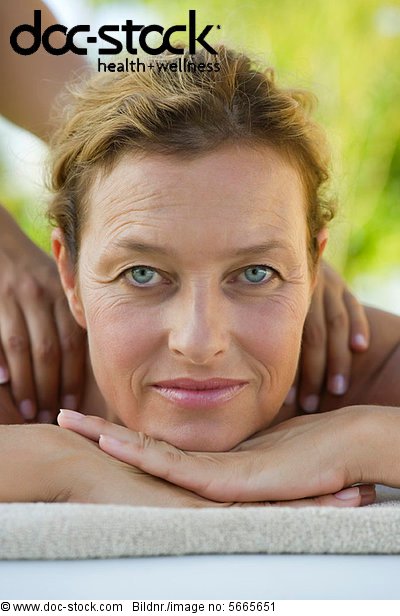 Reife Frau Bei Der Massage Portrait Lizenzfreies Bild Doc Stock