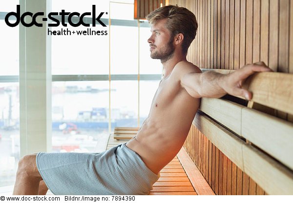 Mann Entspannt Sich In Der Sauna Lizenzfreies Bild Doc Stock Bildagentur Für Gesundheit 